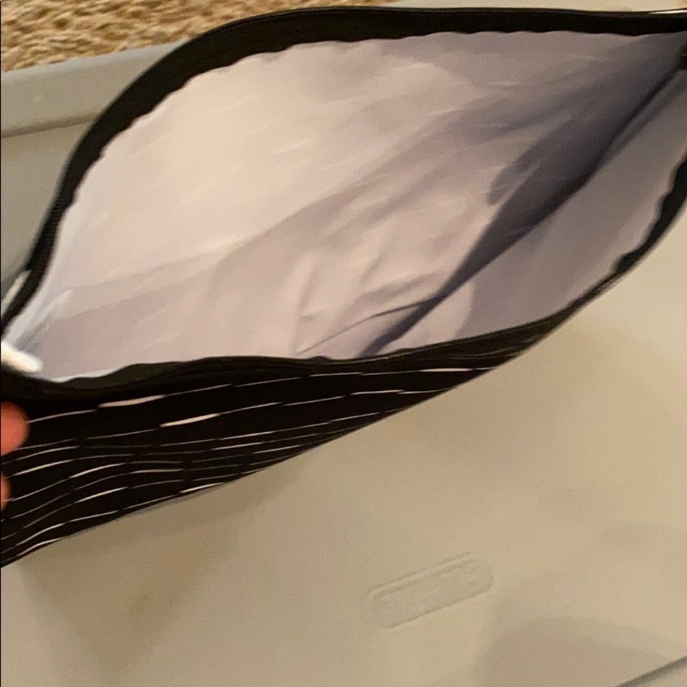 Zipper pouch. - Picture 2 of 3